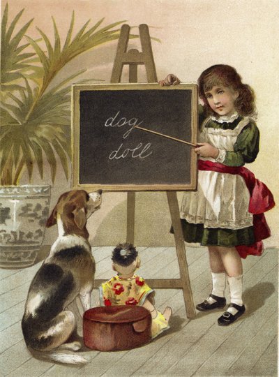 Mädchen, das Hund und Puppe erzieht von English School
