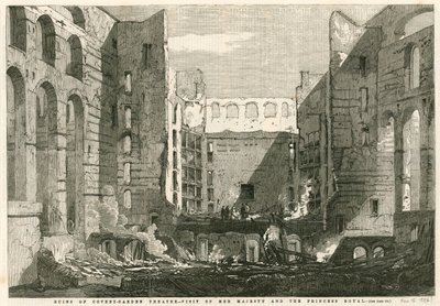 Ihre Majestät, begleitet von der Prinzessin Royal, besucht die Ruinen des Covent Garden Theatre, London von English School