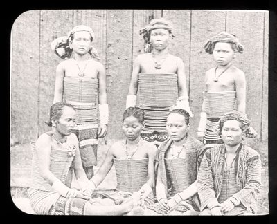 Magische Laterne zeigt Frauen des Sea Dyas Stammes, Borneo um 1900 von English School