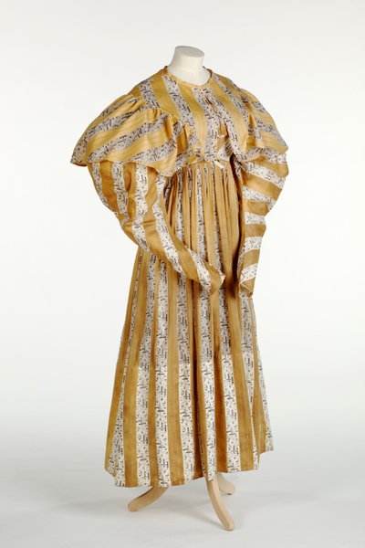 Musselinkleid mit abstraktem mauvefarbenem Muster, gedruckt innerhalb eines gelben und weißen vertikalen Streifenmusters, ca. 1820-30 von English School