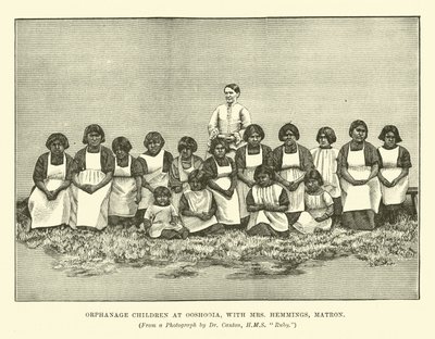 Waisenkinder in Ooshooia, mit Mrs. Hemmings, Matrone von English School