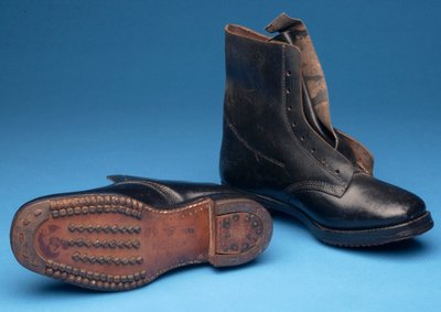 Paar Holdfast-Bergmannsstiefel, frühes 20. Jahrhundert von English School