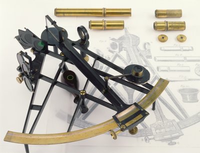 Zehn-Zoll-Sextant, wahrscheinlich von George Adams, signiert vom Händler William Healer (Messing mit original oxidierter Oberfläche) von English School
