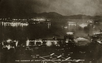 Der Hafen bei Nacht mit Blick auf Kowloon, Hongkong, aus einem Fotoalbum zum Dienst von Pte H. Chick, 1940 von English School