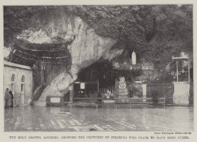 Die heilige Grotte von Lourdes, die Krücken der Pilger zeigend, die behaupten, geheilt worden zu sein (Gravur) von English School