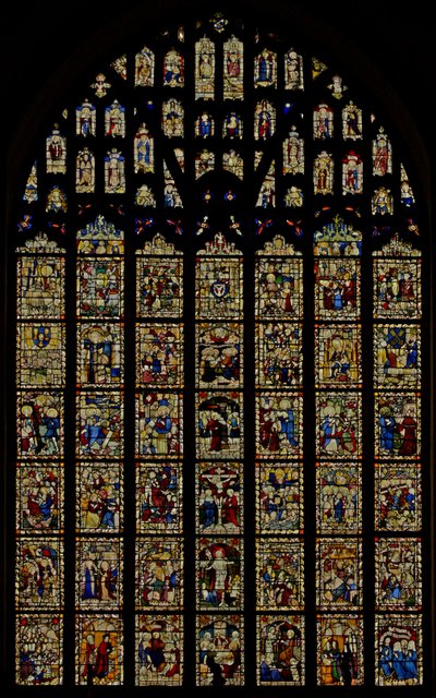 Das Ostfenster, das Glas der Norwich School (15. Jahrhundert) darstellt, neu gesetzte Tafeln von English School