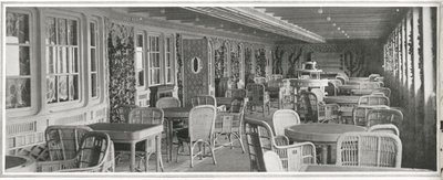 Das prächtige Pariser Café auf der Titanic, mit Gitterwerk und Kletterpflanzen, aus 