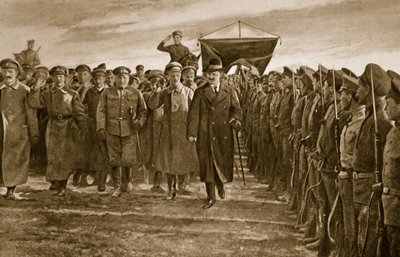 Trotzki, Russlands bolschewistischer Kriegskommissar, inspiziert ein Regiment der Letten, die die Elite der Roten Armee bildeten, 1914-19 von English School