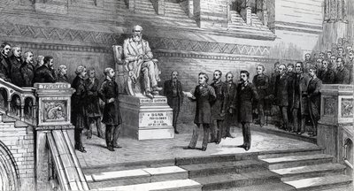 Enthüllung der Statue des verstorbenen Charles Darwin im Natural History Museum, South Kensington, 9. Juni 1885 von English School