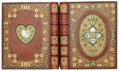 Obere und untere Deckelsets mit Herz- und Blumendesigns, ca. 1920 von English School