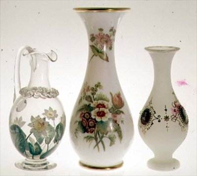 Wasserkrug, dekoriert mit Seerosen in Keramikfarbe, umhüllt mit Kristall, von Henry G. Richardson, Mitte 19. Jahrhundert; zwei Opalglasvasen von Henry G. Richardson, spätes 19. Jahrhundert; Opalglasvase mit Emailmalerei, spätes 19. Jahrhundert von English School