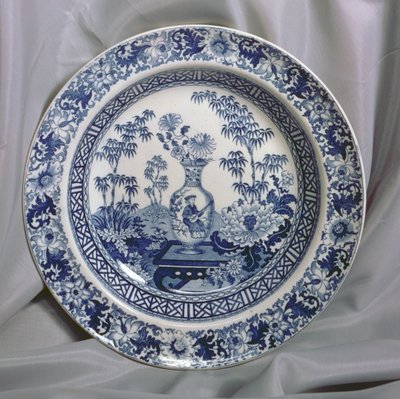 Wedgwood Blaue bedruckte Platte, Chinesisches Vasenmuster, ca. 1810 von English School