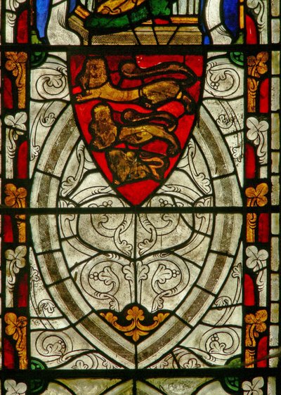 Fenster Ew, das die Wappen von England und Grisaille darstellt von English School