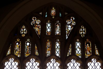 Fenster Ew, die Maßwerklichter mit Gott, der Dreifaltigkeit, St. Peter, St. Paul, St. Katharina und Gabriel: und ein Vogel von English School