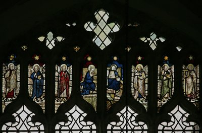 Fenster N5 mit Maßwerklichtern und einer Reihe von Heiligen, darunter Philippus, Bartholomäus, Matthias, Simon, Judas und Thomas, mit der Krönung der Jungfrau Maria im Zentrum von English School