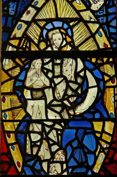Fenster S2 mit der Frau, bekleidet mit der Sonne und dem Mond unter ihren Füßen, mit dem Knaben im Buch der Offenbarung; mit Edelsteinen aus eingelegtem Glas von English School