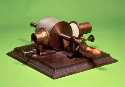 Replik des ersten Phonographen, erfunden von Thomas Alva Edison (1847-1931) im Jahr 1877 von English School English School