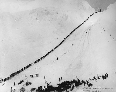 Packträger, die den Gipfel des Chilkoot-Passes erklimmen, aus 