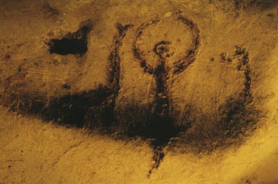 Menschliche Figuren und Tiere, gemalt mit Fledermauskot von Erich Lessing