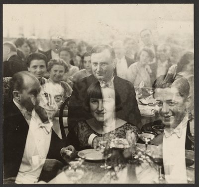 Doppelbelichtung einer Gruppe von Menschen bei einem Bankett von Erich Salomon