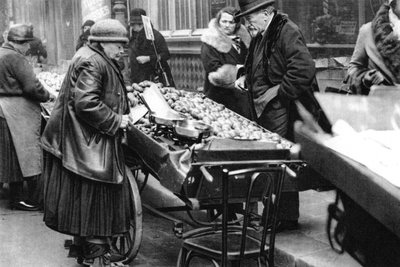 Ein typischer Obstverkäufer, Paris, 1931 von Ernest Flammarion