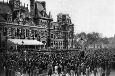 Menschenmenge vor dem Rathaus an einem Empfangstag, Paris, 1931 von Ernest Flammarion