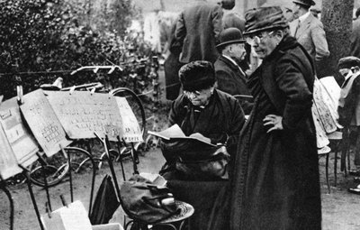 Briefmarkenverkäufer auf den Champs Elysees, Paris, 1931 von Ernest Flammarion