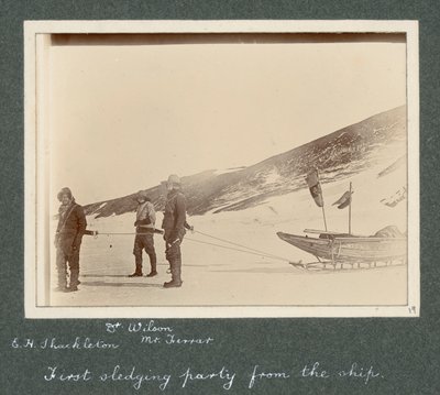 E H Shackleton, Dr. Edward Wilson und Mr. Hartley Ferrar (der Geologe) im Geschirr zum Schlitten. Aus dem Album von Sir Ernest Henry Shackleton mit dem Titel National Antarctic Expedition (1901-1903) von Ernest Henry Shackleton