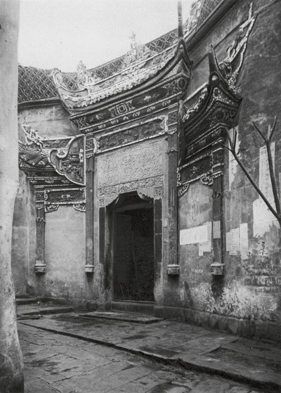 Chungkingfu, Szechuan, Haustür in der Gasse, verziert mit glasiertem Porzellan von Ernst Boerschmann