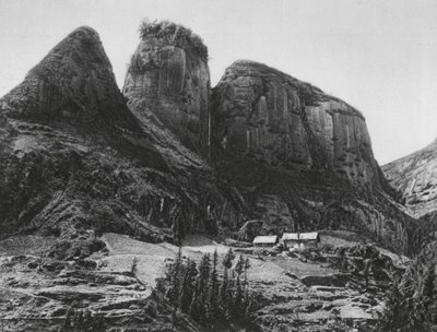Ichangfu, Pi kia shan, Hupei, Der Pinselhalterberg gegenüber dem Höhlentempel des Drachenkönigs von Ernst Boerschmann