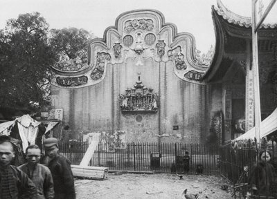 Kuangchou, Kuangtung, Tempel des Medizin-Gottes, Giebel zur Straße blickend von Ernst Boerschmann