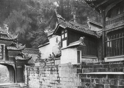 Kuanhien, Ori Lang miao, Szechuan, Erster Vorhof des Ori Lang Tempels von Ernst Boerschmann
