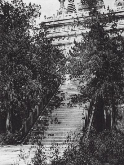 Peking, Si shan, Pi yun sze, Chihli, Westliche Hügel bei Peking, Treppenaufgang zur Marmorpagode von Ernst Boerschmann