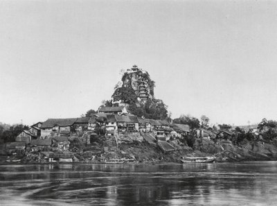 Shih pao chai, Wan yin shan, Szechuan, Dorf und heiliger Felsen am Ufer des Jangtse von Ernst Boerschmann