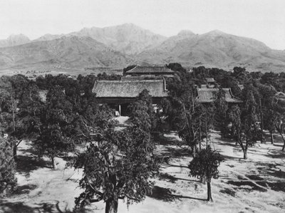 Taianfu, Tai miao, Shantung, Blick auf den heiligen Berg Tai shan über den Großen Tempel im Norden von Ernst Boerschmann