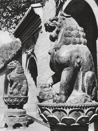 Taiyuanfu, Ta pei sze, Shansi, Bronzelöwen am Tempeleingang von Ernst Boerschmann