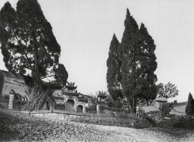 Wanhien, Kiao ting shan, Szechuan, Grab am Hang des Kiao ting Hügels bei Wanhien von Ernst Boerschmann