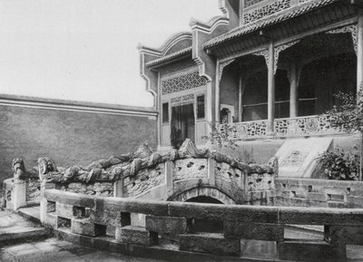 Wanhien, Wen miao, Szechuan, Vorhof mit Teich und Drachenbrücke im Konfuziustempel in Wanhien von Ernst Boerschmann
