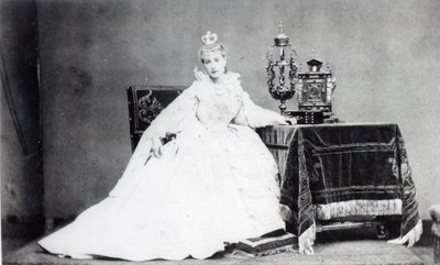 Sarah Bernhardt (1844-1923) in der Rolle der Marie de Neubourg in 