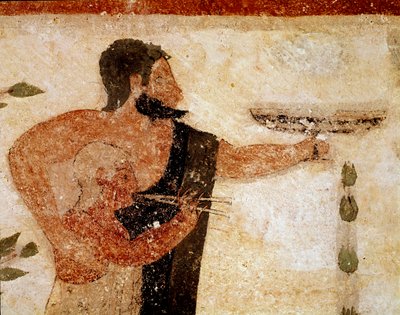 Ein bärtiger Mann präsentiert eine Tasse, neben ihm ein Musiker (Detail) von Etruscan