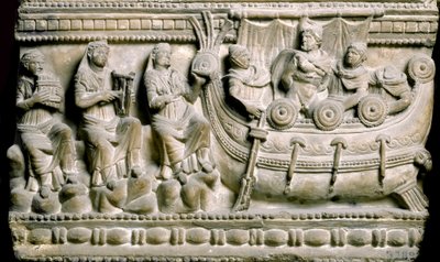 Etruskische Kunst: Odysseus, an den Mast seines Schiffes gebunden, widersteht dem Gesang der Sirenen. Flachrelief eines Sarkophags aus Volterra. 4.-3. Jahrhundert v. Chr. Florenz, Archäologisches Museum von Etruscan
