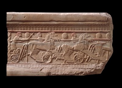 Relief mit einem Wagenrennen von einem Marmor-Meilenstein aus Chiusi, Italien, 6. Jahrhundert v. Chr. von Etruscan