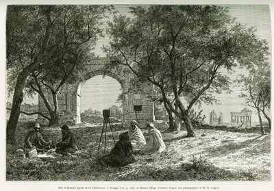 Bab-er-Roumia (Bab er Roumia), Tor der christlichen Frau, römische Ruinen in Dougga, Picknick von Reisenden und ihren Führern, um eine Kamera. Gravur von Eugene Girardet, zur Illustration der Geschichte „Voyage en Tunisie“, von R. Cagnat und H. Saladin. von Eugene Alexis Girardet