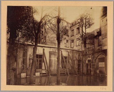 Kleines Gebäude, in dem sich der Kreuzgang, das ehemalige Beinhaus von Saint-Séverin, befindet von Eugène Atget