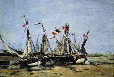 Trouville (Frankreich), warten auf die Flut, Fischerboote am Strand, geschmückt mit französischen Flaggen, zur Erinnerung an die Französische Revolution von 1789 von Eugene Louis Boudin