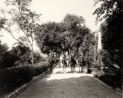 Eine Gruppe uniformierter Männer zu Pferd auf dem Bauernhof Lo Zucco, Sizilien, um 1900 von Eugenio Interguglielmi