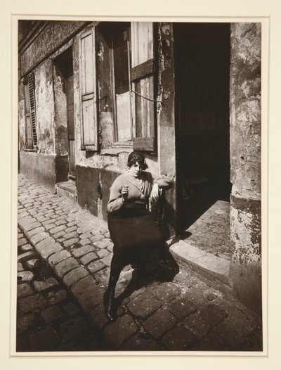 La Villette, Straßenmädchen wartet auf einen Kunden, 19. Arrondissement, April 1921 von Eugène Atget