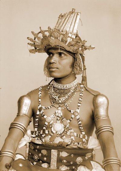Porträt eines sri-lankischen Tänzers mit geprägtem Silberhelm, ca. 1890 von Eugène Trutat