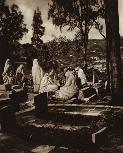Algier, Arabische Frauen auf einem Friedhof von European Photographer