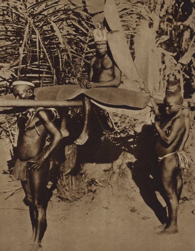 Häuptling eines afrikanischen Pygmäenstammes wird auf einer Sänfte getragen (s/w Foto) von European Photographer